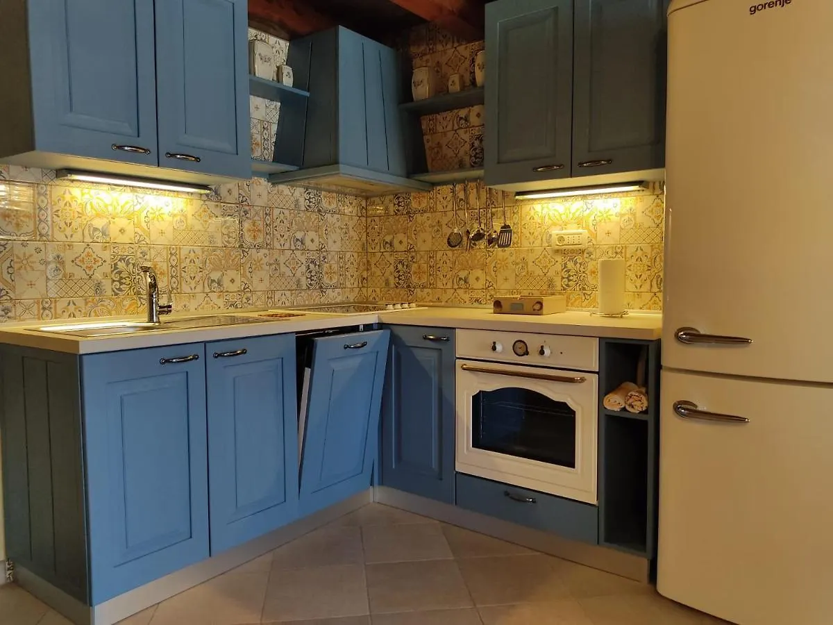 Ustrine House Tuna דירה